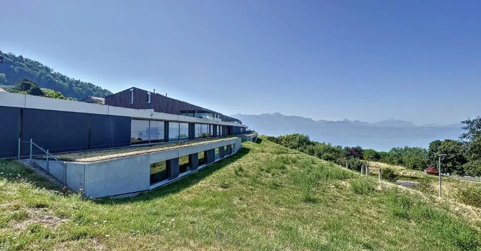 EN EXCLUSIVITÉ I Villa contemporaine en duplex avec vue sur le lac