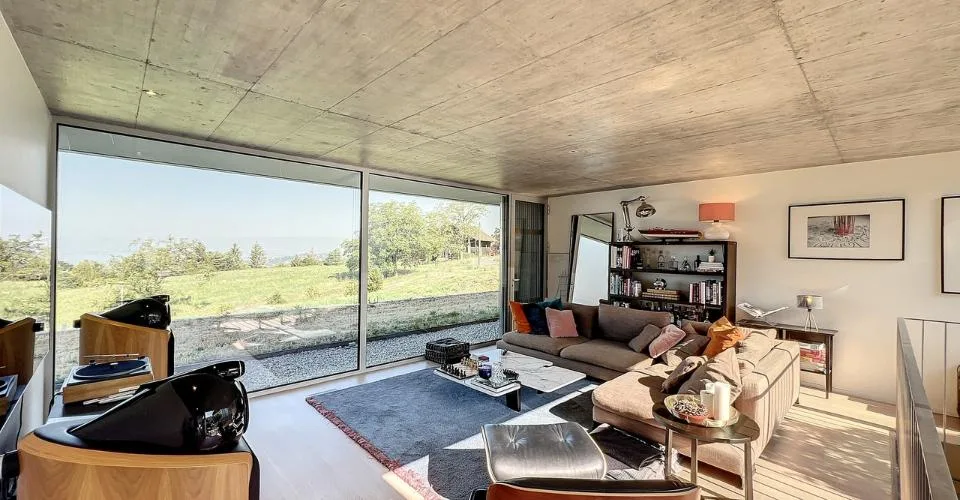 EN EXCLUSIVITÉ I Villa contemporaine en duplex avec vue sur le lac
