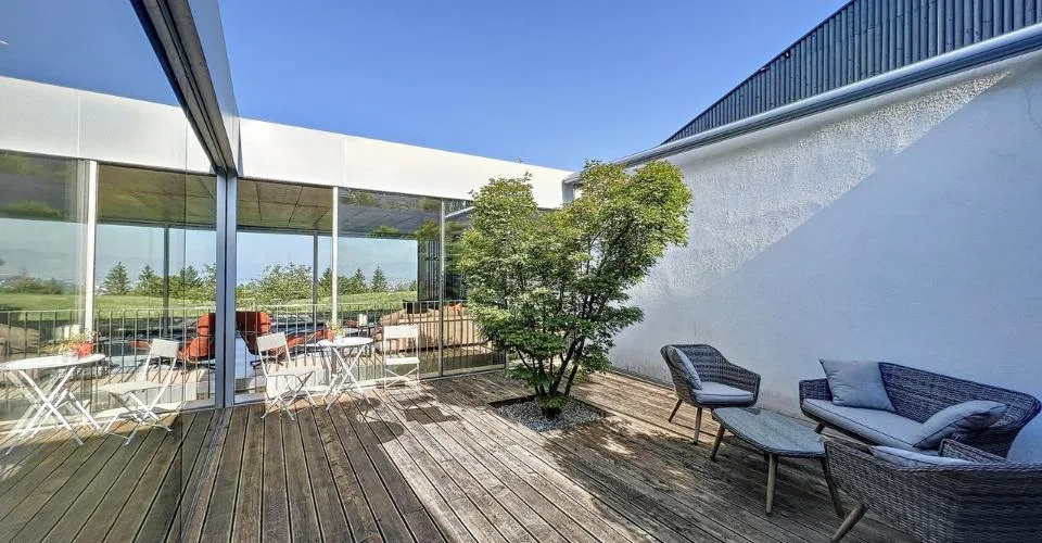 EN EXCLUSIVITÉ I Villa contemporaine en duplex avec vue sur le lac