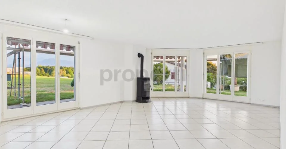 Ruhige Wohnlage, grosszügiger Gartensitzplatz und zwei Tiefgaragenplätze inklusive