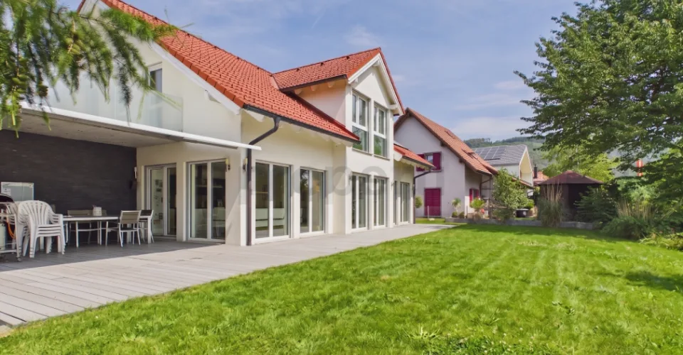 Unverbaubare Aussicht ins Grüne, Minergie-Standard und grosser, terrassierter Garten