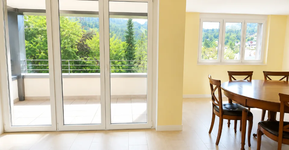 Appartement meublé avec balcon ensoleillé, garage intérieur disponible et proche de la gare