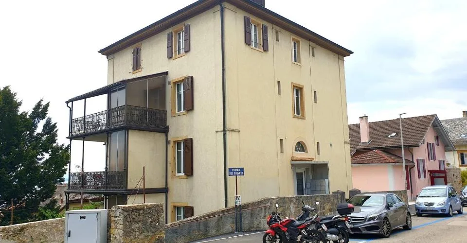 Appartement entièrement rénové de 2 pièces au 3ème étage avec vue sur le lac et les Alpes