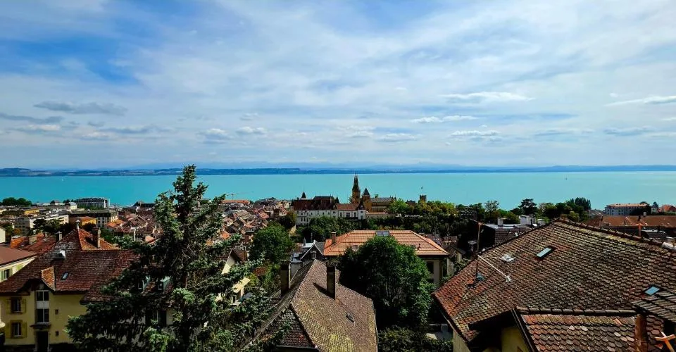 Appartement entièrement rénové de 2 pièces au 3ème étage avec vue sur le lac et les Alpes