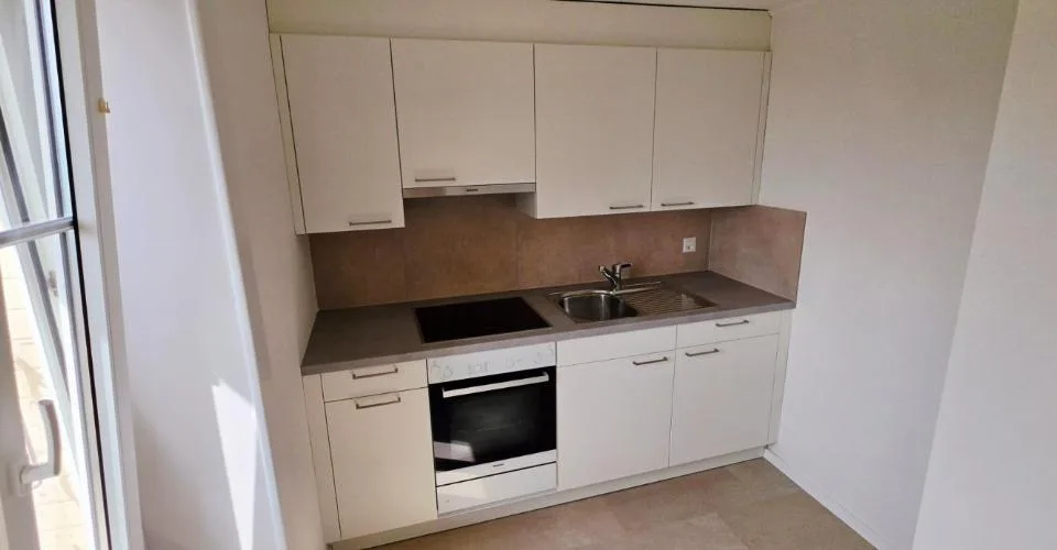 Appartement entièrement rénové de 2 pièces au 3ème étage avec vue sur le lac et les Alpes