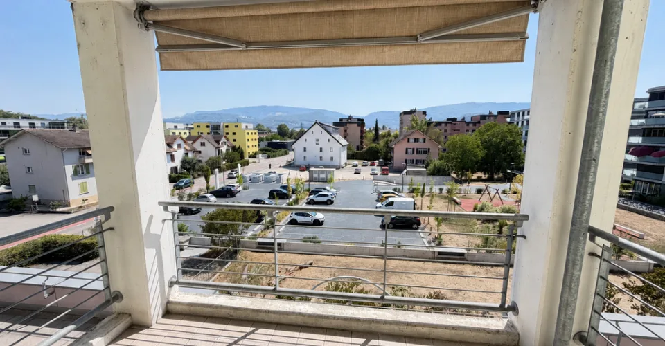 Un séjour lumineux avec balcon