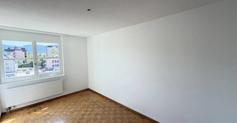 Un séjour lumineux avec balcon