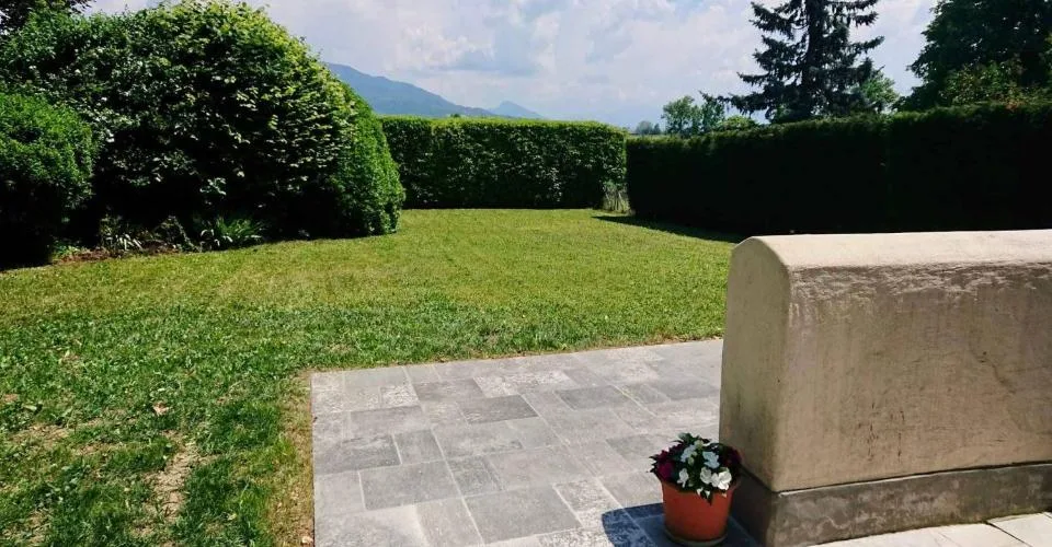 Maison de village avec terrasse et grand jardin arboré.