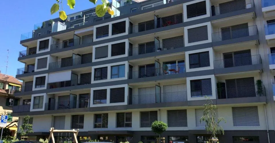 Places de parc intérieures doubles (pour deux véhicules l'un derrière l'autre) - souterrain accessible uniquement par un ascenseur à voitures.