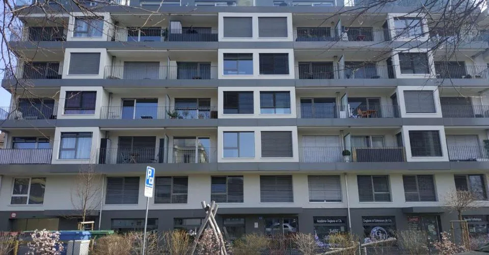 Places de parc intérieures doubles (pour deux véhicules l'un derrière l'autre) - souterrain accessible uniquement par un ascenseur à voitures.