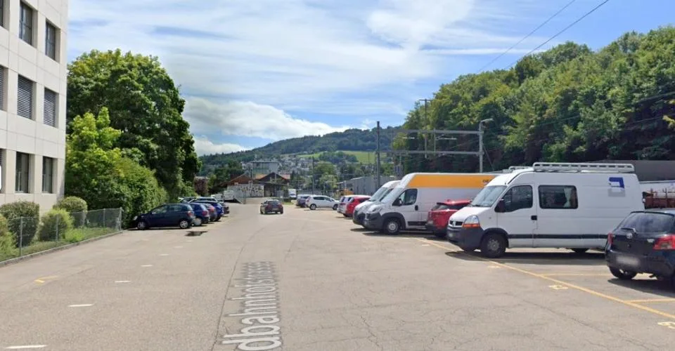 Des places de parking sont disponibles directement à la gare de Weissenbühl à Berne.