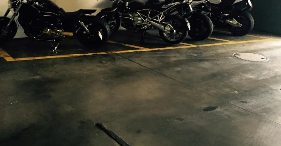 Espace moto dans le parking souterrain !