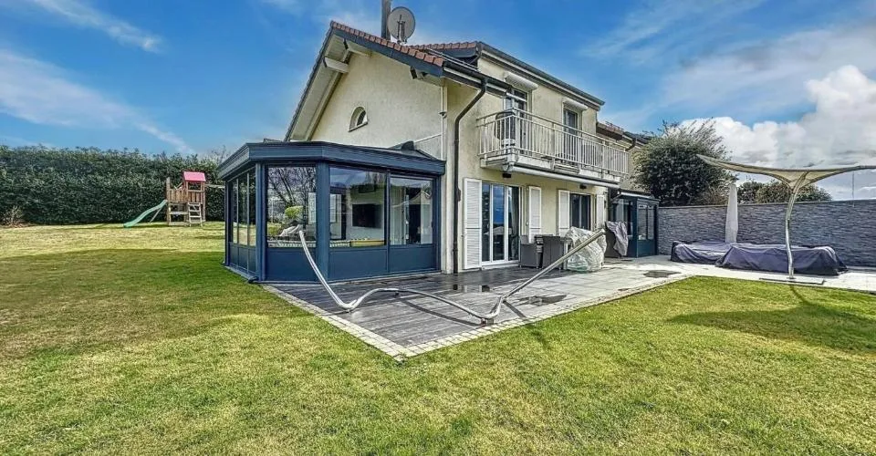 Magnifique villa mitoyenne avec vue lac à louer meublée ou non meublée