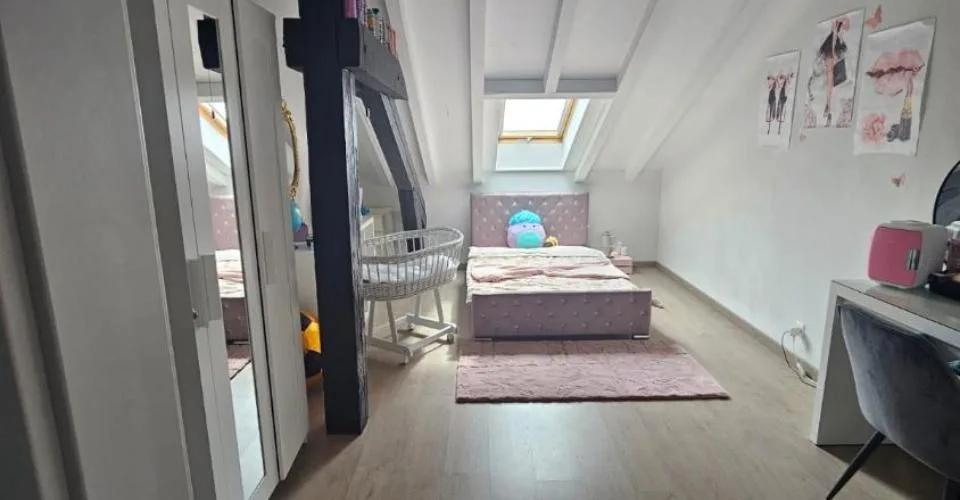 Grand appartement de 4 pièces dans les combles