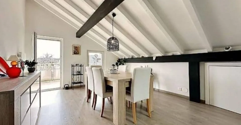 Grand appartement de 4 pièces dans les combles