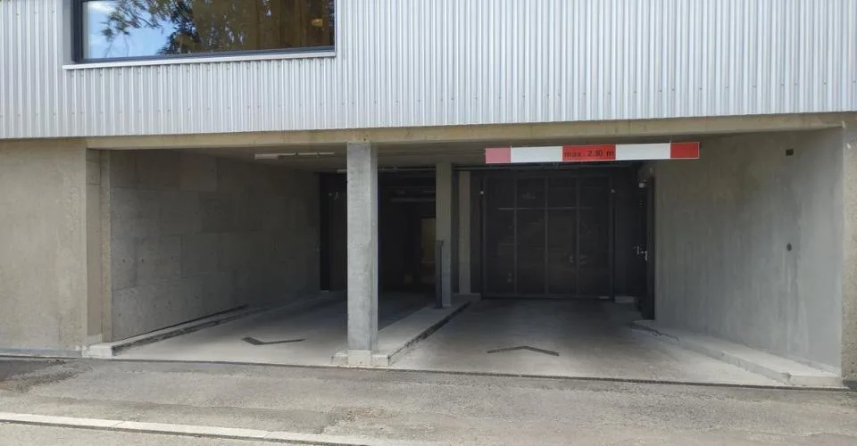Place de parc moto n°9 au rez inférieur