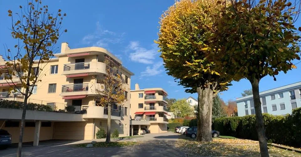 UNIQUEMENT POUR LOCATAIRE DE L'IMMEUBLE À louer 1 place de parc extérieure dans une PPE (propriété sécurisée) à Prilly - Fr. 120.00-mois