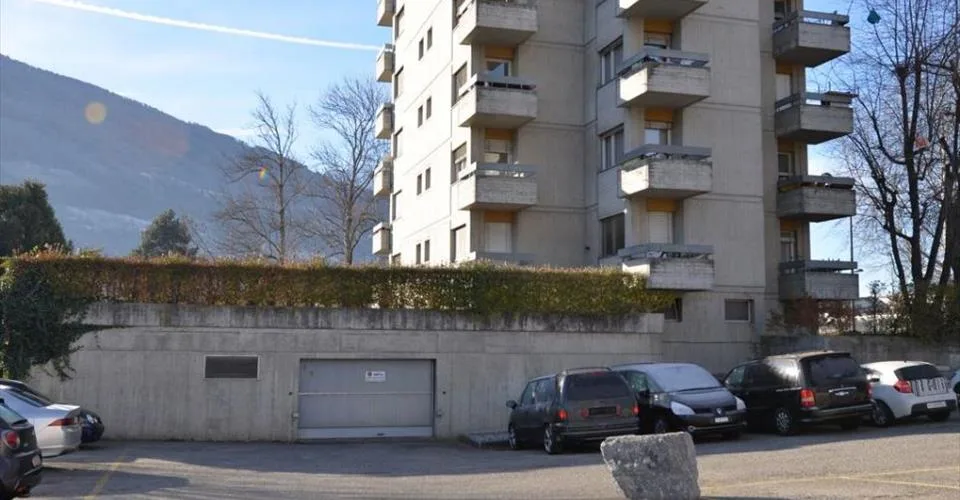Proche du centre ville, places de stationnement dans parking collectif souterrain