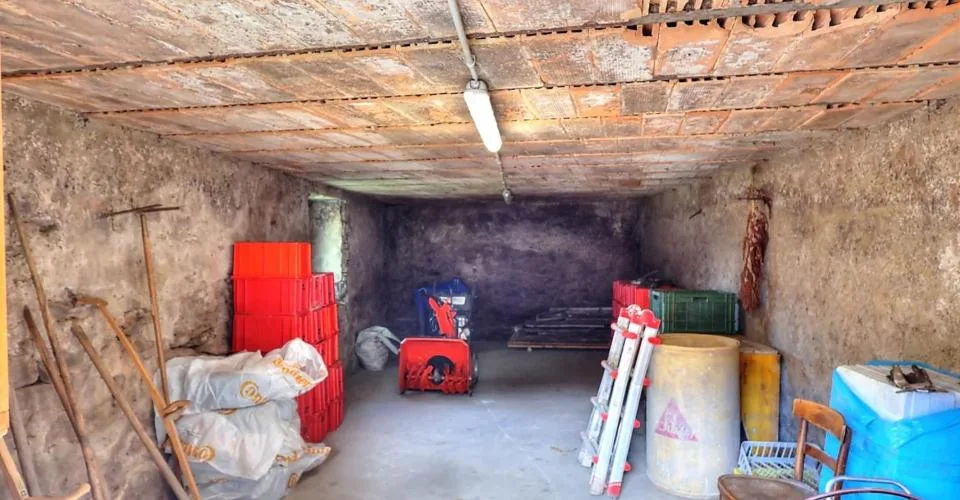 Au coeur du village, beau potentiel pour cette grange à rénover