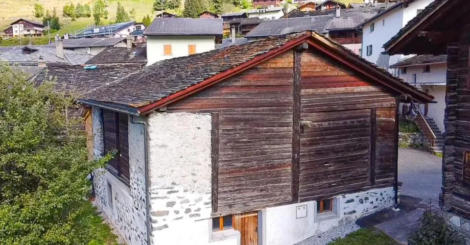 Au coeur du village, beau potentiel pour cette grange à rénover