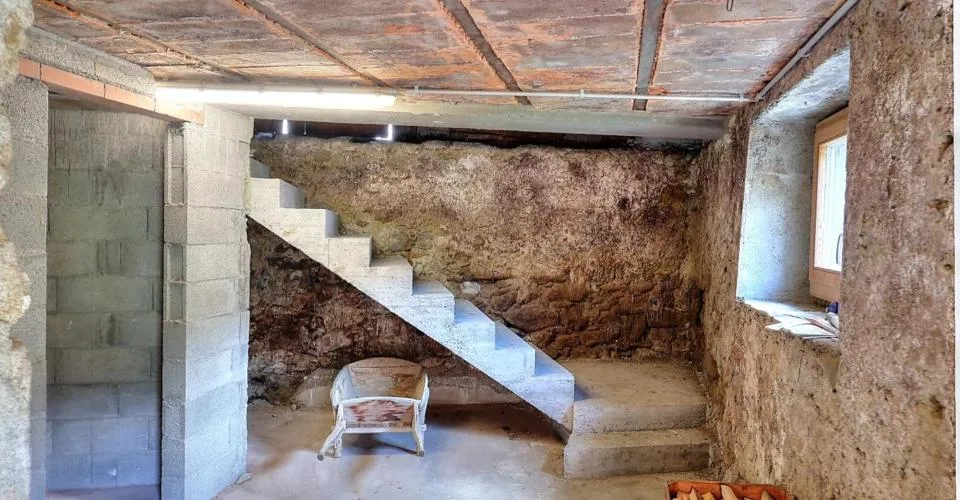 Au coeur du village, beau potentiel pour cette grange à rénover