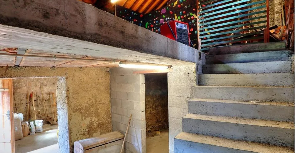 Au coeur du village, beau potentiel pour cette grange à rénover