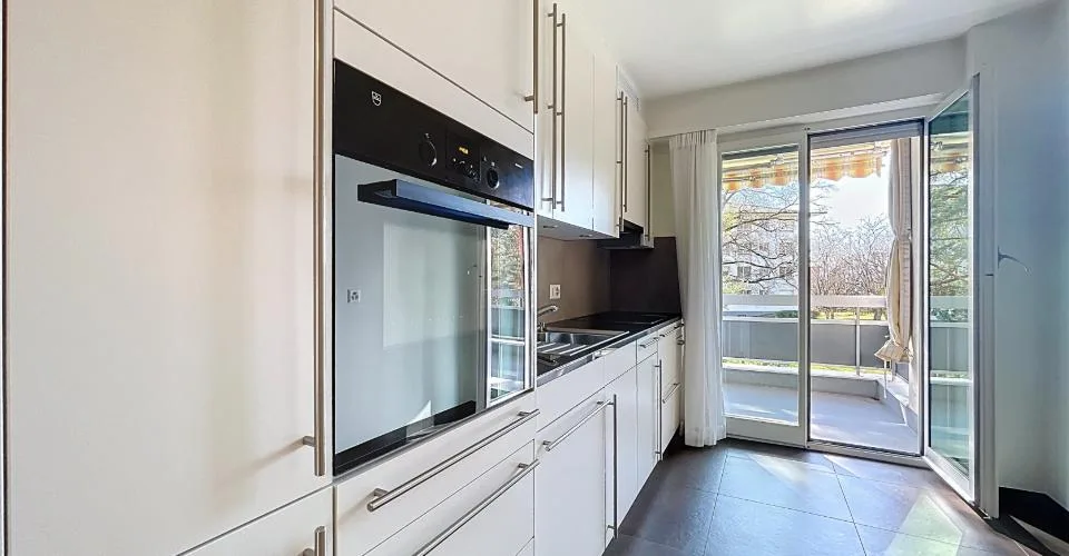 🌿 LA TOUR-DE-PEILZ | 3.5 PIÈCES RÉNOVÉ HAUT DE GAMME | FACE AU PARC | SANS VIS-À-VIS | BALCON 10 m² | PARKING – foto 5 di 6