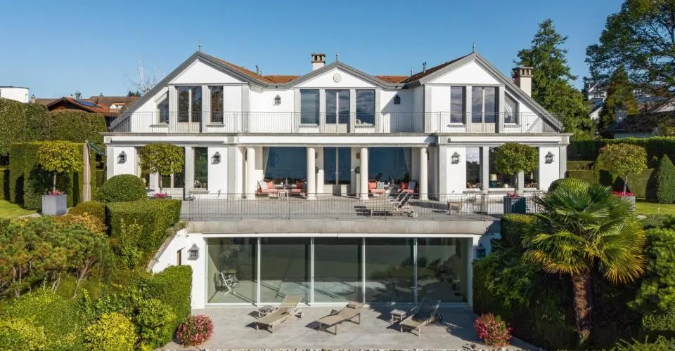 Une villa de maître sur les rives du Léman – photo 2 sur 13