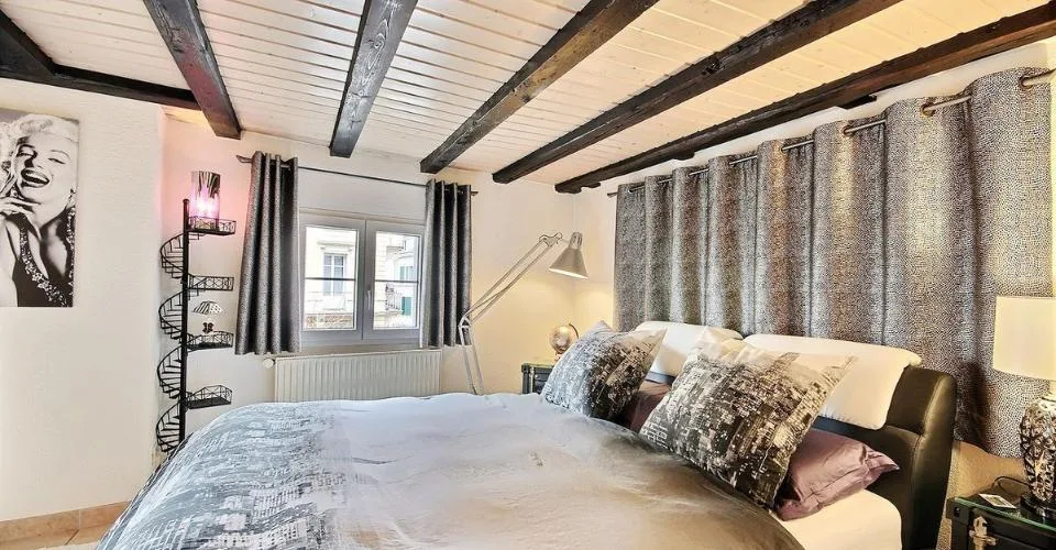 CACHET UNIQUE AU CENTRE VILLE - MAISON DE 2 PIECES + 1 CARNOTZET – foto 6 di 10