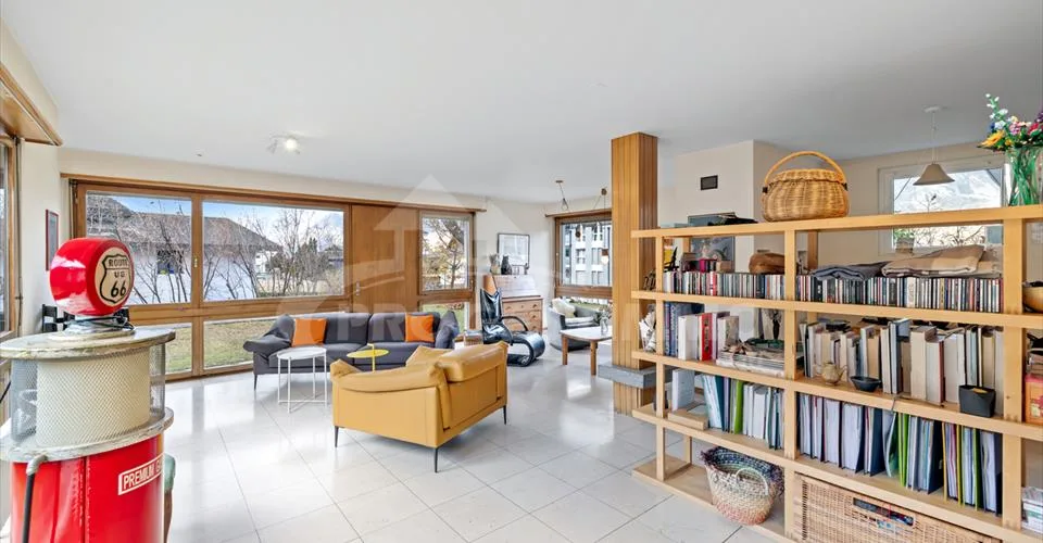VILLA COMPRENANT DEUX APPARTEMENTS ET UN BÂTIMENT ANNEXE A RENOVER