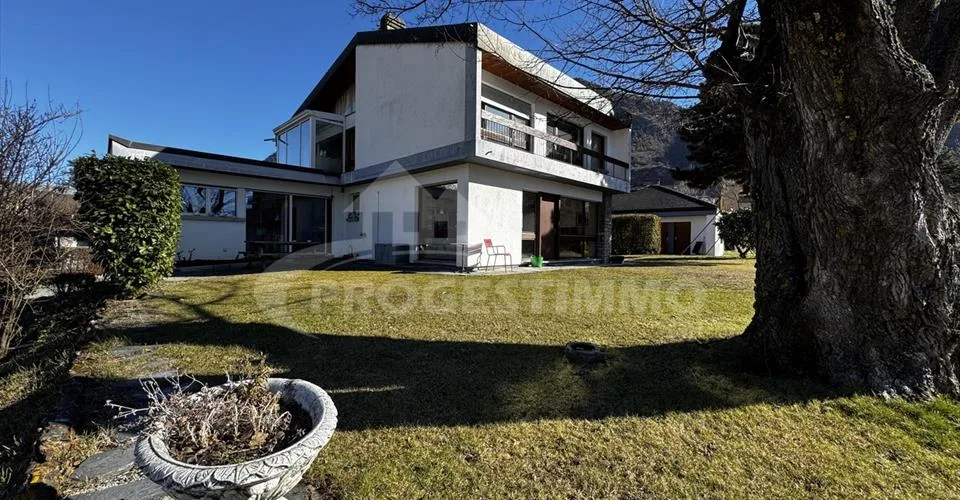 VILLA COMPRENANT DEUX APPARTEMENTS ET UN BÂTIMENT ANNEXE A RENOVER