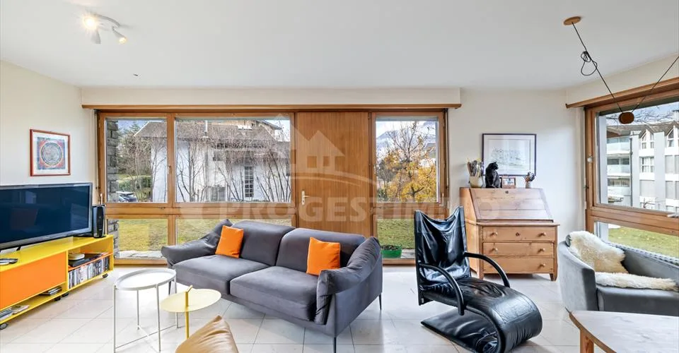 VILLA COMPRENANT DEUX APPARTEMENTS ET UN BÂTIMENT ANNEXE A RENOVER