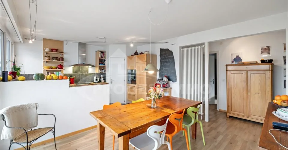 VILLA COMPRENANT DEUX APPARTEMENTS ET UN BÂTIMENT ANNEXE A RENOVER