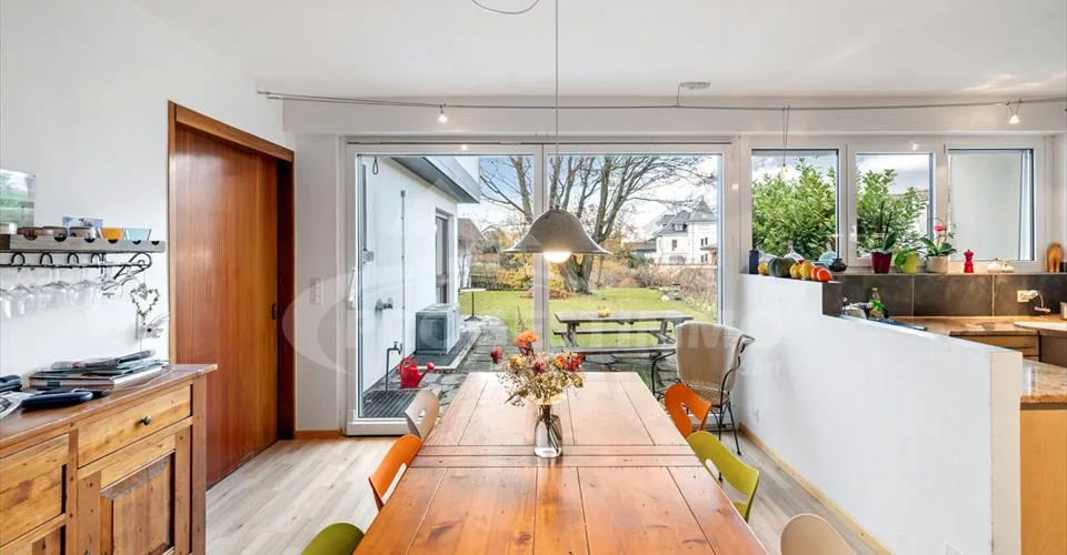 VILLA COMPRENANT DEUX APPARTEMENTS ET UN BÂTIMENT ANNEXE A RENOVER