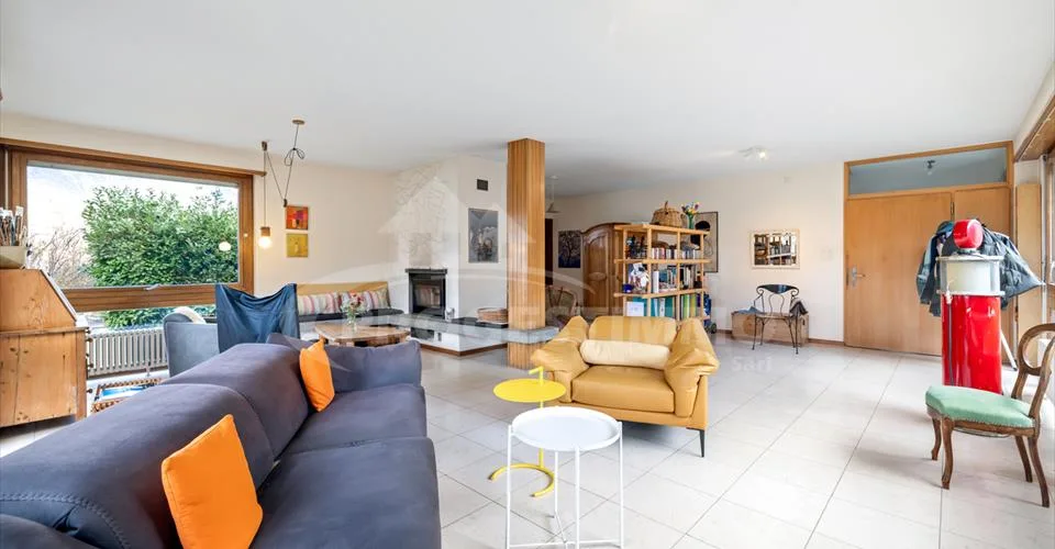 VILLA COMPRENANT DEUX APPARTEMENTS ET UN BÂTIMENT ANNEXE A RENOVER