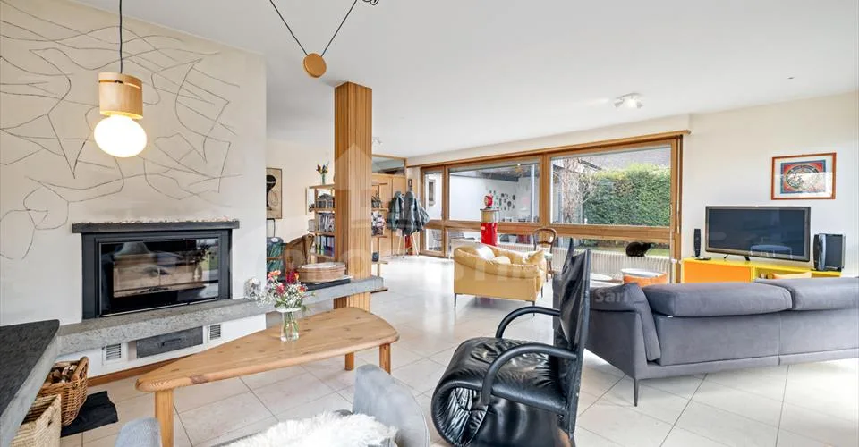 VILLA COMPRENANT DEUX APPARTEMENTS ET UN BÂTIMENT ANNEXE A RENOVER