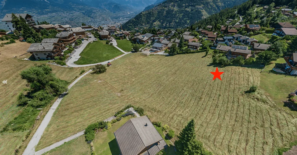 Grand terrain viabilisé libre de mandat dans un quartier résidentiel très proche du centre de la station avec vue magnifique sur les Alpes bernoises – photo 2 sur 8