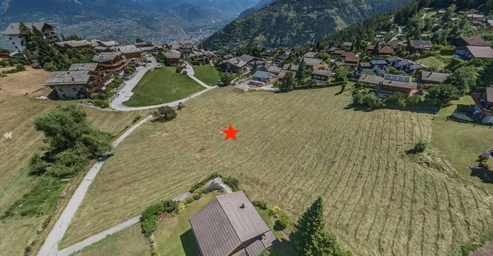 Terrain viabilisé libre de mandat dans un quartier résidentiel très proche du centre de la station – photo 2 sur 9