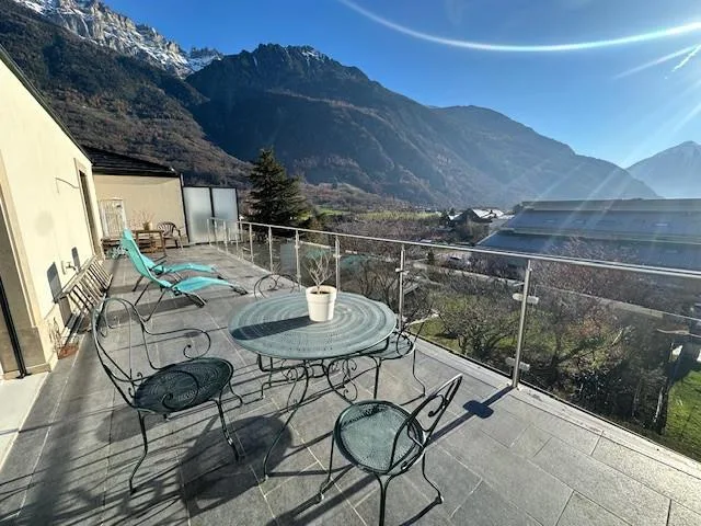 BEL APPARTEMENT D'ANGLE EN ATTIQUE AU CENTRE DU VILLAGE D'EVIONNAZ
