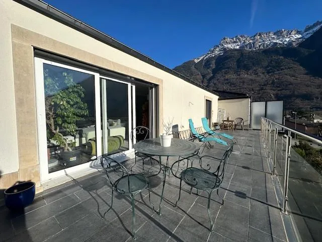 BEL APPARTEMENT D'ANGLE EN ATTIQUE AU CENTRE DU VILLAGE D'EVIONNAZ