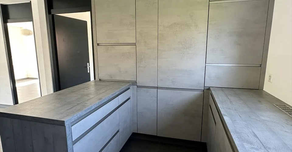 Appartement de 3,5 pièces rénové au dernier étage.