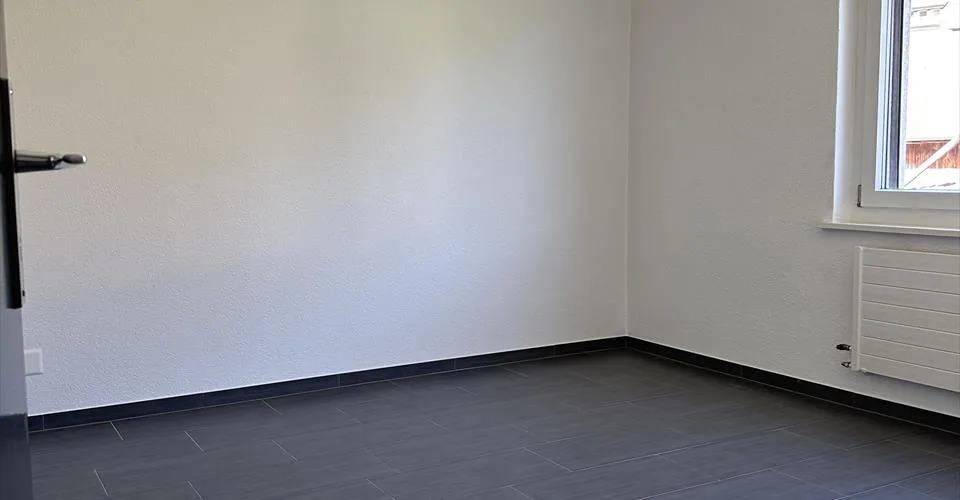 Appartement de 3,5 pièces rénové au dernier étage.
