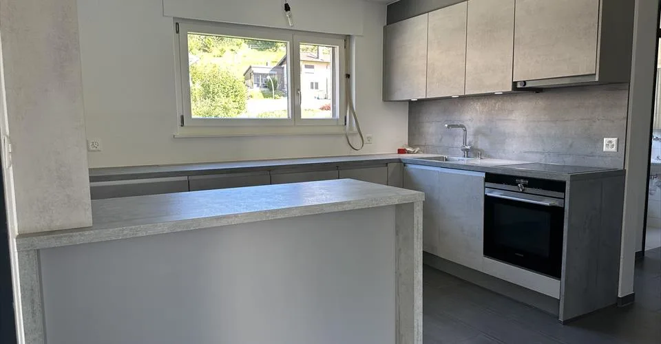 Appartement de 3,5 pièces rénové au dernier étage.
