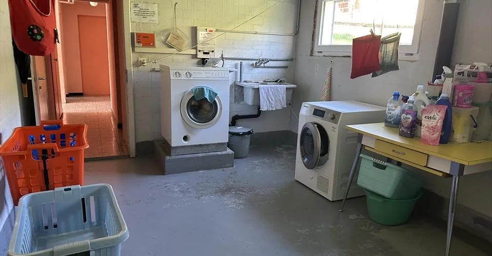 Appartement de 3,5 pièces rénové au dernier étage.