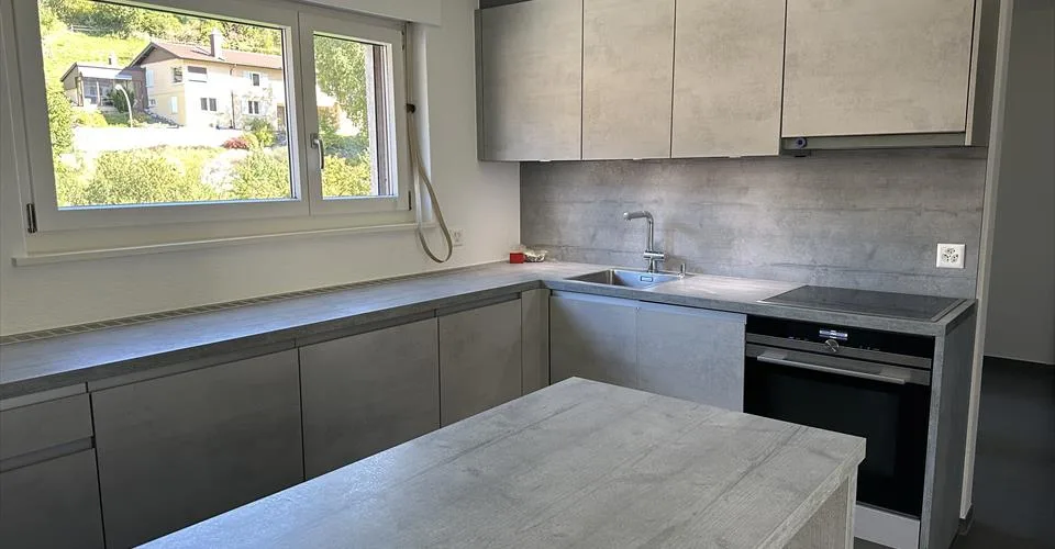 Appartement de 3,5 pièces rénové au dernier étage.