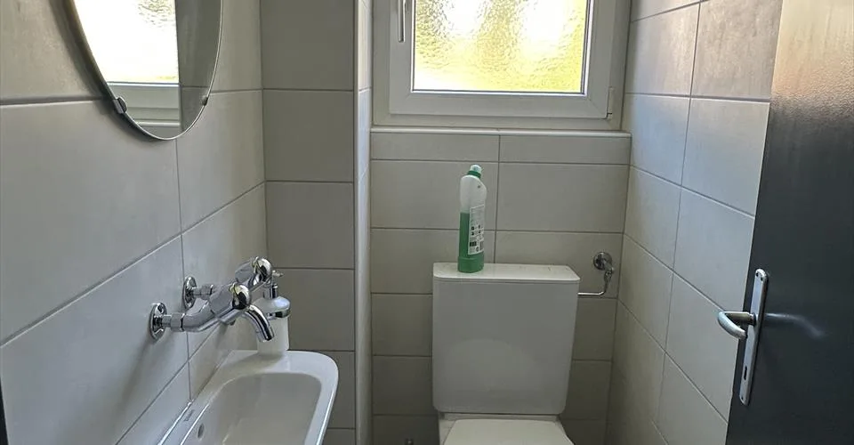Appartement de 3,5 pièces rénové au dernier étage.