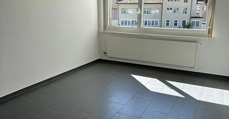 Appartement de 3,5 pièces rénové au dernier étage.