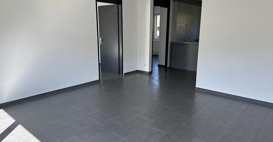 Appartement de 3,5 pièces rénové au dernier étage.