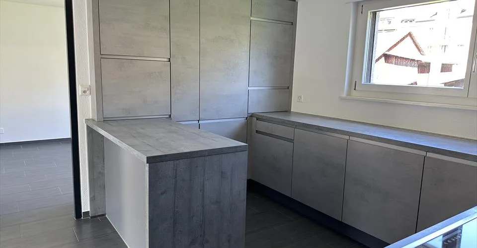 Appartement de 3,5 pièces rénové au dernier étage.
