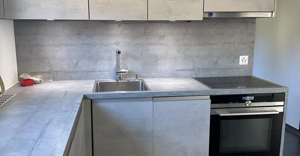 Appartement de 3,5 pièces rénové au dernier étage.